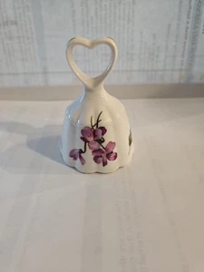 Brinton Bone China Sammlerstück Blumenglocke mit Herzgriff lila Blumen - Bild 1 von 4