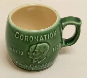 Krönungstasse King George VI Queen Elizabeth Keramik mit grüner Glasur von 1937 - Bild 1 von 7