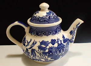 Modern Churchill Staffordshire England China Tea Pot, Chinoiserie Blue and White - Picture 1 of 19