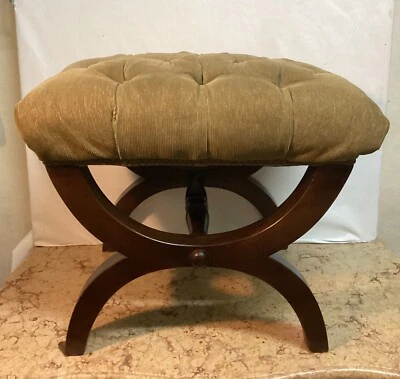 TABURETE ANTIGUO DE MADERA MACIZA DE CAOBA CON ASIENTO DE RESORTE. TELA CHENILLA CAPITONO Foto 1 de 4