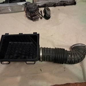 2005-2010 CHRYSLER 300C DODGE MAGNUM CHARGER Air Cleaner Box 5.7L 1 Broke Tab - Picture 1 of 11