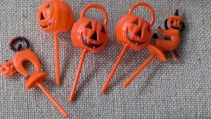 Cubos de calabaza de plástico vintage de Halloween bruja gato pastel cupcake 5 selecciones Hong Kong - Imagen 1 de 3