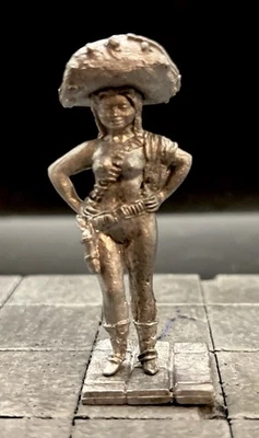 Monarca Miniatura 54 mm. “Pistolera desnuda con sombrero” sin pintar, nueva Foto 1 de 4