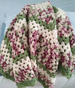 NUEVO Dulce Algodón Ganchillo a Mano Afgano 40" Tiro Polvoriento Rosa Marfil Musgo Verde - Imagen 1 de 8