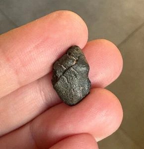 Meteorite chondrite C2 ung NWA 16567 1.6 g - Picture 1 of 3