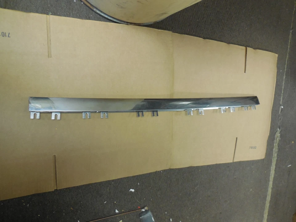 Ford Country Squire Ranch Wagon 1965 1966 moldura de ventana trasera exterior superior Foto 1 de 3