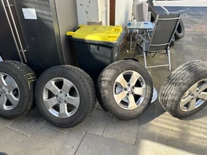 Allewetterreifen Nokian 265 60 R18 114T mit Orginal Jeep Grand Cheroke Alufelgen - Bild 1 von 14