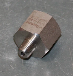 Parker 316L High Pressure Adapter 6Y01-9-4C, 1-1/8"-12 UNF x 1/4" NPT, 15000 PSI - Picture 1 of 4