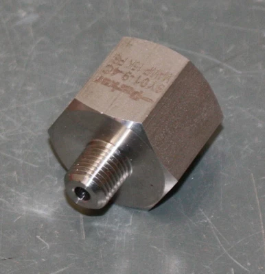 Parker 316L High Pressure Adapter 6Y01-9-4C, 1-1/8"-12 UNF x 1/4" NPT, 15000 PSI - Image 1 of 4