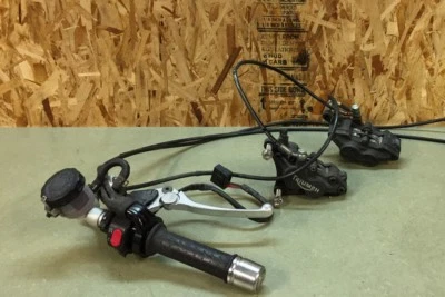 1999-2001 99 00 01 TRIUMPH SPRINT 955i GRAMPO DIREITO COMPLETO COM PINÇA DE FREIO - Imagem 1 de 4