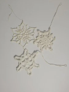 3 Vintage gehäkelte Schneeflocke hängend Weihnachtsschmuck - Bild 1 von 10