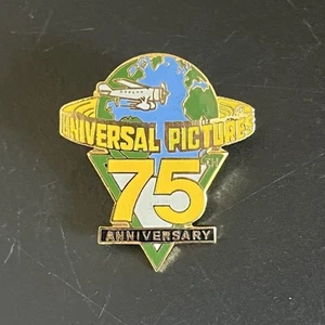 Vintage Universal Pictures 75° Anniversario Smalto Spilla Bavero Pulsante Film Hollywood - Foto 1 di 4
