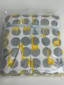NEU Carters Giraffe grau weiß gepunktet Babydecke gelb Sherpa Unterseite - Bild 1 von 5