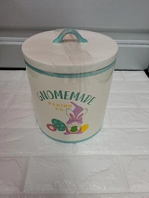Tarro de galletas de cerámica DesignPac Gnomemade Baking Co enorme blanco verde azulado Pascua. Foto 1 de 4