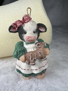 143014 Mary’s Moo Moos Mädchen mit Lebkuchen Hängeornament 1995 - Bild 1 von 3