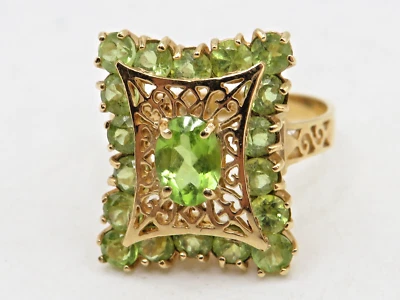 BEAUTIFUL LADIES 14k YELLOW GOLD OVAL PERIDOT RING w 18 ROUND PERIDOTS SZ: 8.75* - Image 1 of 4