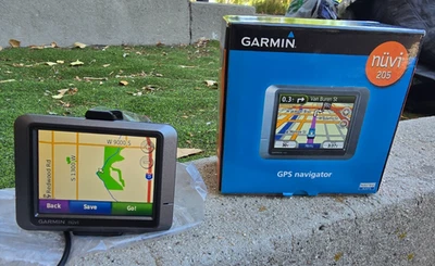 Garmin Nüvi 205 Automotive GPS with original accessories - Image 1 of 4