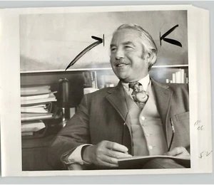 Headshot des Industriedesigners WALTER LANDOR. Pressefoto Werbung 1972 - Bild 1 von 2