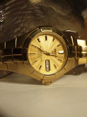 Seiko 5 (7S36-20JO) Automatic 23 JEWEL WATCH IN GOLD - READ DESCRIPTION ! - Image 1 of 4