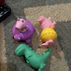 peppa pig giocattoli da bagno set di 3 giocattoli peppa, george, dinosauro bagno squirting - Foto 1 di 6