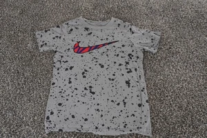 Nike Camisa Niños Pequeña Gris Salpicaduras Swoosh Logo Camiseta Atlética Manga Corta - Imagen 1 de 8