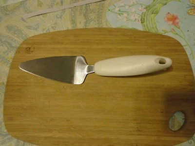 PYREX Spatula Cake Server Stainless Steel Comfort Grip Handle  - Image 1 of 4