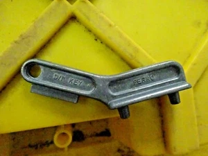 Chiave vintage Perko D/P rifiuti acqua combustibile alluminio pressofuso PIASTRA CHIAVE 1 1/8" CENTE - Foto 1 di 1