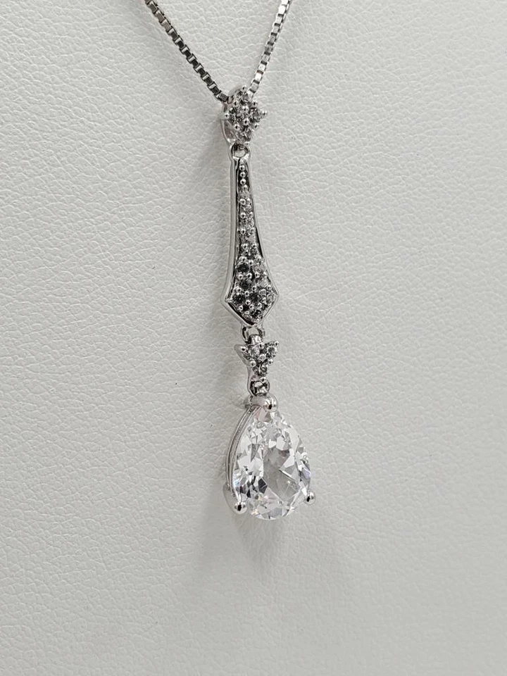 Кулон капля серебро 925 пробы с белым сапфиром в форме груши созданный в лаборатории - Изображение 1 из 4