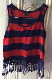 Camiseta sin mangas Rue21 azul y roja a rayas con flecos en la parte inferior - talla pequeña - Imagen 1 de 3