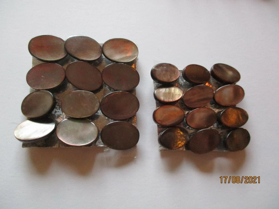 12 Perlmuttknöpfe, Knopf, 1,7/1,4/1 cm, Öse, neu, braun-schillernd, blau-schill. - Bild 1 von 2