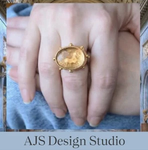 Anillo moneda ecuestre de cuarzo dorado cristal caballo AJS Designs joyería oro - Imagen 1 de 7