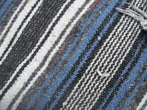 Manta tejida a rayas suave alfombra Serape alfombra de yoga azul con flecos 44 x 66 - Imagen 1 de 4