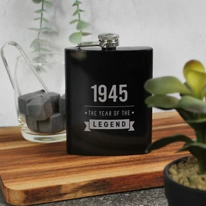 Frasco de cadera de metal negro "1945 El año de la leyenda" diseño grabado, abuelo 80 - Imagen 1 de 20
