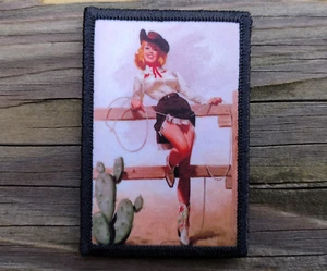 Vintage Pinup ragazza appoggiata alla recinzione morale toppa gancio e anello cowgirl esercito sexy - Foto 1 di 2