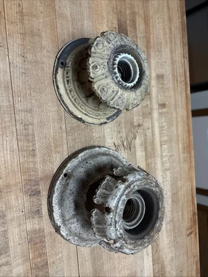 Luminária de teto antiga de estanho prensado 2 – Base da era Deco, pátina original - Imagem 1 de 4