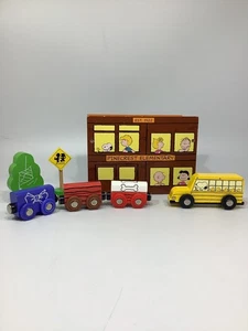 Toys R Us Exclusive Peanuts Holzeisenbahn Autos Zubehör unvollständig 7 Teile 2013 - Bild 1 von 3