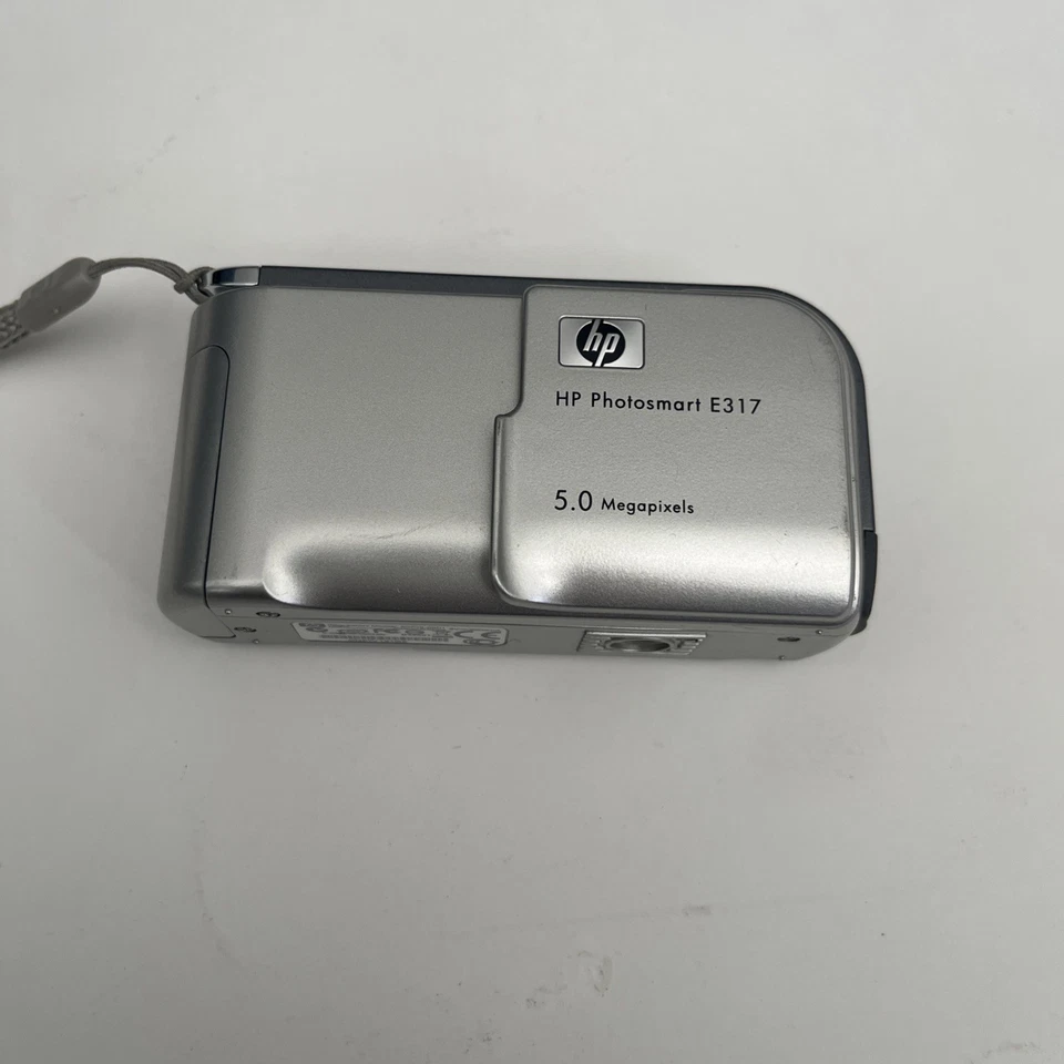 HP PhotoSmart E327 5.0MP Digital Camera - Silver - Image 1 of 3