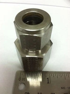 Parker 8FSC8N-316 1/2" X 1/2" A-lok Compression NPT Stainless Steel Connector - Picture 1 of 5