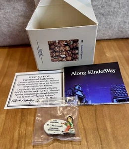 Figura miniatura Hummel Merry Wanderer placa de distribuidor ~ 280-P primera edición nueva en caja - Imagen 1 de 5
