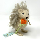 Figurine debout en laine de printemps hérisson décorée du marché mondial tenant fleur d'orange 4"