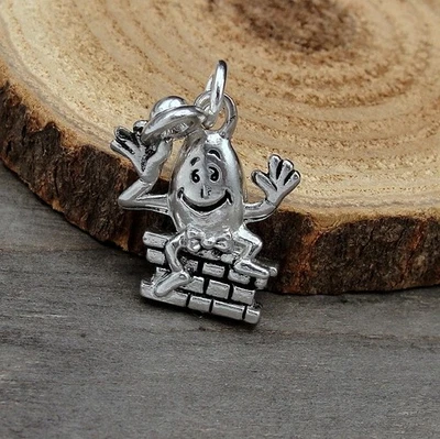 Berloque de prata Humpty Dumpty - Berloque de rima para quarto de bebê - Berloque infantil de conto de fadas - Imagem 1 de 4