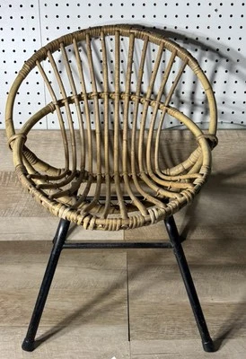 Silla infantil holandesa de ratán de mediados de siglo aro redondo patas de metal Foto 1 de 4