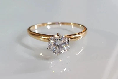 Anillo solitario de boda redondo de moissanita real para mujer de 2 quilates enchapado en oro amarillo de 14 k Foto 1 de 4