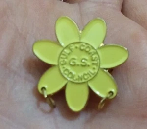 Gulf Coast Girl Scout Council amarillo flor pétalo pin insignia - Imagen 1 de 4
