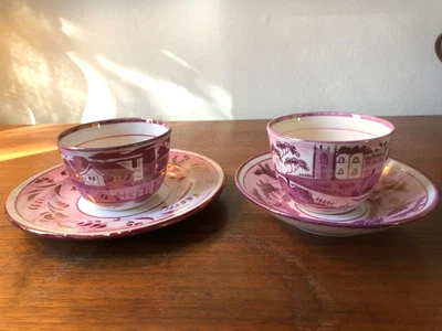 Par: Taza/s antigua rosa lustre patrón "School House", inglés, principios del siglo XIX Foto 1 de 3