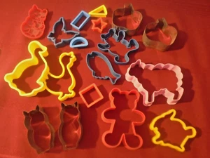 Lot of 18 Mixed Cookie Cutters Various Animals  Shapes Pumpkins Metal Plastic - Picture 1 of 1