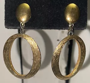 Pendientes colgantes vintage firmados por Trifari tono dorado clip joyería TEH2-2 - Imagen 1 de 8