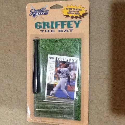 SIGNATURE BATS GRFFEY THE BAT REPLICA WITH CARD Cover