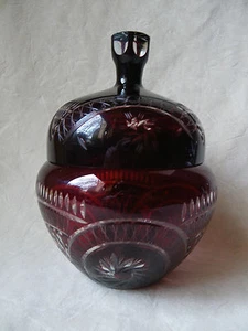 Glas Deckeldose rubinrot mit Schliff Böhmen Bohemia Bonboniere Deckel-Dose - Picture 1 of 8