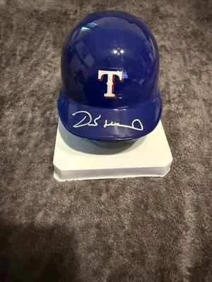 Mini casco de bateo firmado por Derek Holland Rangers • Certificado de autenticidad MLB automático Foto 1 de 3